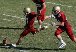 半岛-亚冠决赛对决在即！北京国安演练定位球，洛杉矶湖人密集防守应对